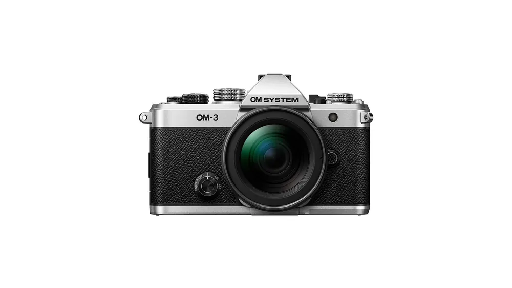 Solo Oggi OM System OM-3 argenté avec objectif M.Zuiko Digital ED 12-45mm f/4.0 PRO